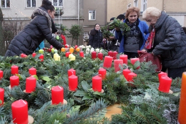 Simpertschule, Adventsmarkt; Verkauf von Adventskränzen