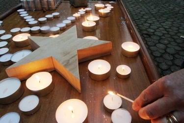 Simpertschule, Adventsmarkt; jeder Besucher konnte am Eingang eine Kerze entzünden