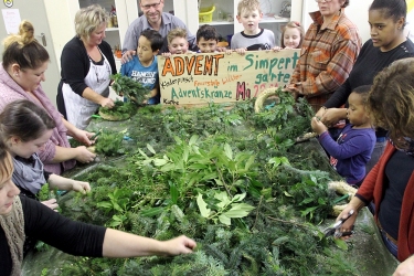 Advent im Simpertgarten, Eltern binden Adventskränze zum Verkauf am 23.11.16 in der Simpertschule, Augsburg-Herrenbach, re,. hi. Jutta Mönninghoff, Sonderschulrektorin, li. hi. Bernhard Schuster, Heilpädagoge.